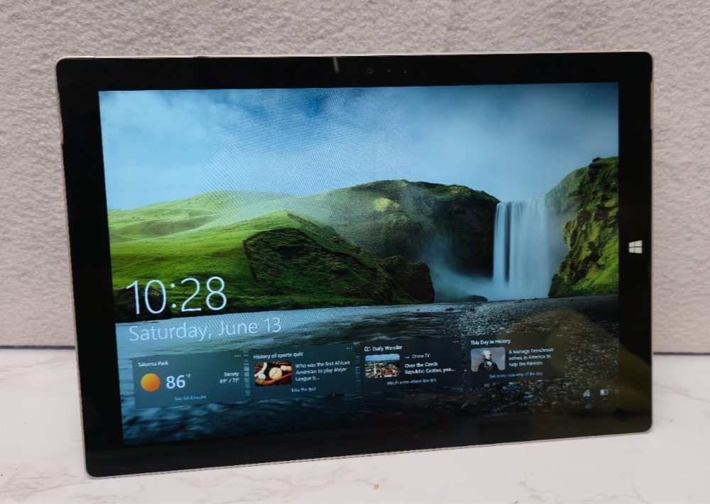Microsoft Surface Pro 3 Pro 3 256GB SSD 8GB RAM, Wi-Fi 12 inch Tablet - Silver